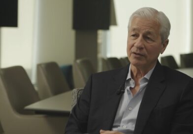 Jamie Dimon tvrdí, že dolár by mohol stratiť svoje postavenie rezervnej meny, ak USA stratia svoju vedúcu ekonomickú a vojenskú dominanciu Jamie Dimon tvrdí, že dolár by mohol stratiť svoje postavenie rezervnej meny, ak USA stratia svoju vedúcu ekonomickú a vojenskú dominanciu
